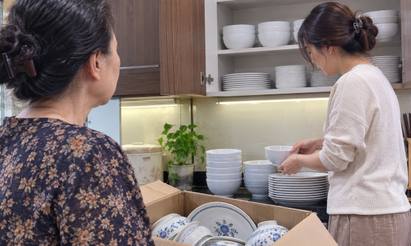 Tôi phát hiện con dâu mỗi tháng gửi tiền về cho một người đàn ông lạ, định làm ầm lên thì nghe được bí mật