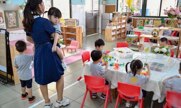 Mẹ Hà Nội băn khoăn vì tin nhắn của nhóm phụ huynh cùng lớp: Cứ soi mói, nói xấu kiểu này, bảo sao các cô mầm non không áp lực!