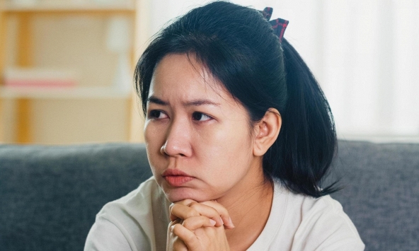 Bà mẹ đọc nhật ký con gái lúc 2 giờ sáng, đau lòng nhận ra: Sai lầm này đã khiến con tôi ngày càng 'trống rỗng'