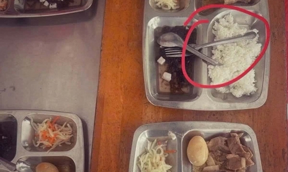 Suất cơm bán trú này có gì mà khiến MXH tranh cãi ầm ĩ, có phụ huynh phải thốt lên: Quá mệt mỏi!