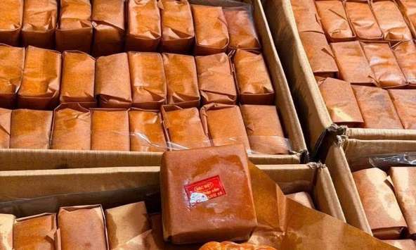 Cả MXH đang sốt lên vì loại bánh Trung Thu truyền thống này: Bánh nướng nhân thập cẩm chỉ gói giấy dầu, không hộp, không túi nilon