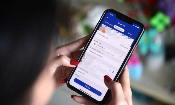 Tôi phát hiện mỗi tháng con trai đều bí mật gửi tiền cho một người phụ nữ, nhưng biết danh tính rồi tôi lại thấy khó xử với con dâu