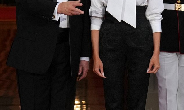 Chiếc áo trắng đặc biệt của bà Melania Trump
