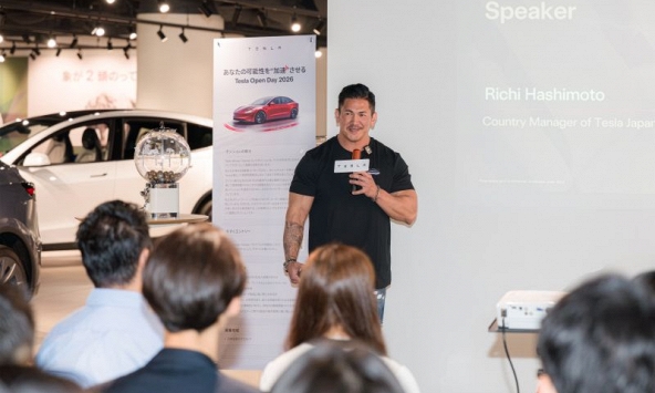 Có thể bạn chưa biết nhưng người đàn ông cơ bắp này chính là sếp Tesla Nhật Bản