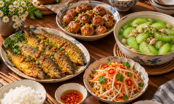 Tối về muộn chẳng biết ăn gì, tôi mở tủ lạnh và nghĩ ra mâm cơm 4 món này, bất ngờ nhất lại là món rẻ nhất