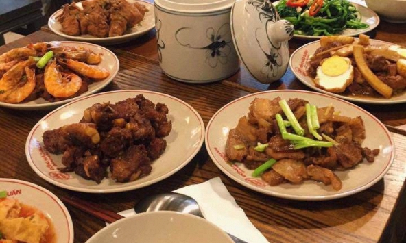 Đưa vợ đi ăn hàng, tôi sững sờ khi nhận ra người phục vụ, vợ bật khóc tại chỗ khiến tôi vô cùng khó xử