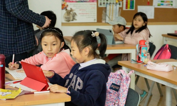 Nghiên cứu nổi tiếng giải mã 2 câu hỏi cha mẹ nào cũng quan tâm: Học càng lâu, vào trường càng tốt có thực sự kiếm nhiều tiền hơn?