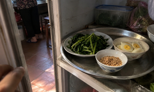 Ghé nhà bố mẹ vợ giữa trưa, bà giấu vội mâm cơm đi làm tôi khó hiểu, lương hưu cả chục triệu sao phải thế?
