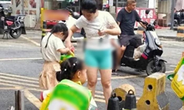Mặc chiếc quần nhạy cảm đi đón con, bà mẹ bị chỉ trích: Trang phục không sai, bối cảnh sai!