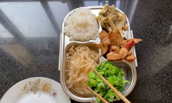 Khoe bữa ăn bán trú bắt mắt, bà mẹ ngạc nhiên khi bị chê: Trông thì sang xịn, bên trong chẳng có gì!