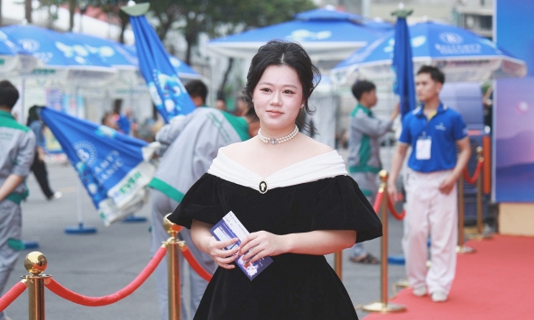 Bà xã ca sĩ HuyR tại WeFamily Awards: 'Mình rất run vì hai con ở nhà liên tục nhắn tin cổ vũ: 'Mẹ cố lên, mang cúp về cho con!'”