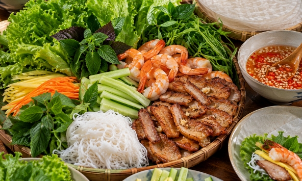 Cuối tuần chẳng muốn nấu nhiều món, tôi bày đúng một mâm này mà cả nhà ăn đến sạch đĩa