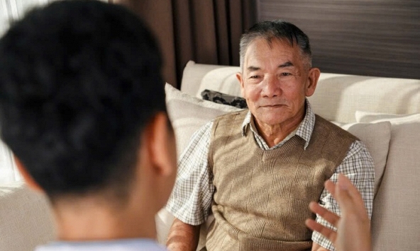 Tôi phát hiện bí mật đen tối của bố vợ nhưng nghe lời đề nghị hấp dẫn của ông khiến tôi khó chối từ