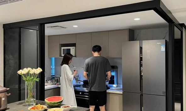 Tôi phát hiện con rể đang nợ nần chồng chất nhưng hành động 2 năm qua của con gái khiến tôi vừa lo vừa sợ