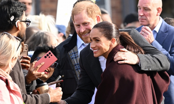 Meghan Markle xúc động nói “Thật vui khi được trở lại” khi cùng Hoàng tử Harry tái xuất tại nơi bắt đầu chuyện tình năm 2017
