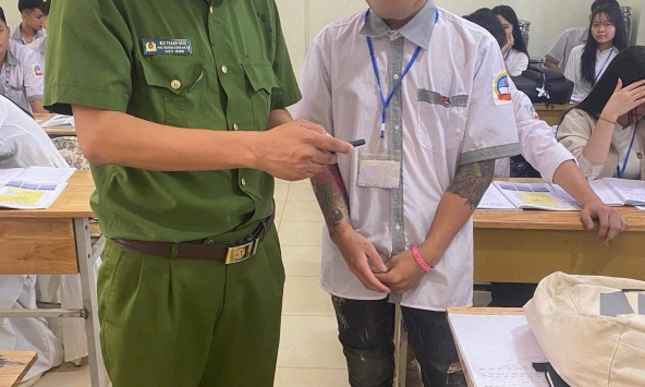 Giật mình xem hình ảnh buổi kiểm tra của công an tại một trường THPT ở Phú Thọ: Các em ơi, không phải thế là “ngầu”! 