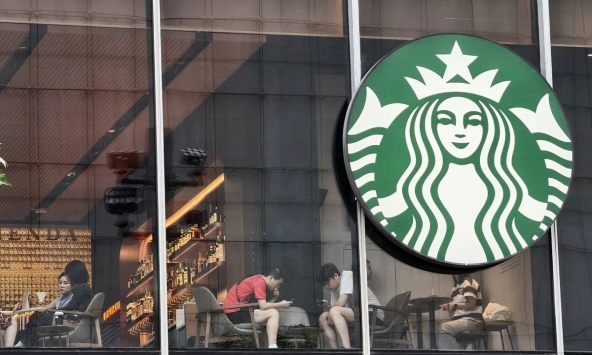Starbucks ra quy định mới tại 8.000 cửa hàng, khách không còn được ngồi miễn phí nữa