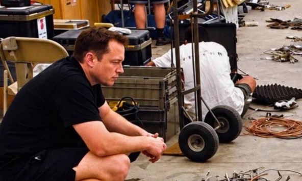 Khi bạn nghĩ đến việc bỏ cuộc, hãy nhớ đến bức ảnh này của Elon Musk năm 2006