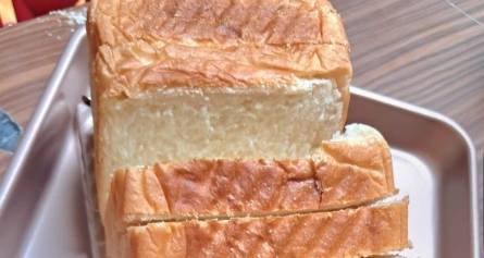 Miếng bánh mì 'thị phi' nhất mạng xã hội Việt lúc này: Có những người từng trải qua tổn thương như thế, 40 tuổi vẫn phải tự chữa lành!