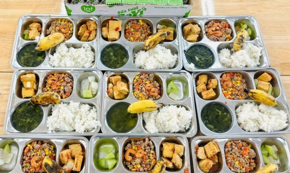 Bà mẹ than 'tôi rất phản đối suất ăn bán trú của con', đọc câu tiếp theo hội phụ huynh ngã ngửa