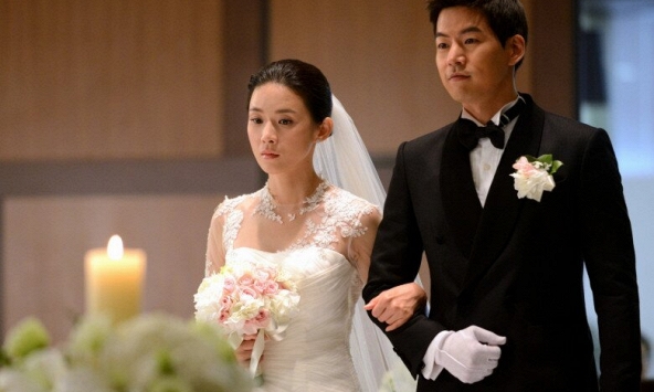 Chị chồng đưa tôi sổ tiết kiệm 100 triệu đúng ngày cưới, sau đó tôi mới cay đắng biết không phải quà mừng
