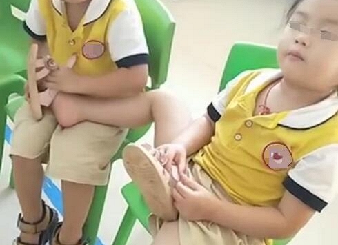Cô giáo mầm non gửi video ở lớp của con, mẹ xem xong xong vừa ngượng vừa tự hào: Không ngờ có đứa con ga lăng đến vậy!