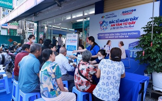 Từ tầm soát tiền tiểu đường ngay cửa nhà thuốc đến 'Ví khỏe nhà ta': Long Châu đưa chăm sóc sức khỏe đến gần gia đình Việt hơn