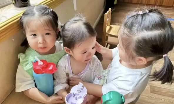 Vì sao giáo viên mầm non chỉ cần nhìn qua cũng nhận ra đứa trẻ nào thường xuyên bị cha mẹ quát mắng ở nhà?