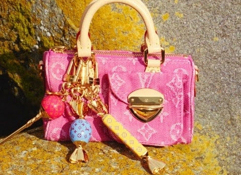 Phụ kiện treo túi và móc khóa: Điểm nhấn nhỏ hoàn thiện phong cách từ Louis Vuitton