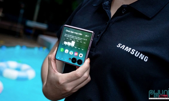 Samsung Z Flip 8: Từ smartphone đến “gương trang điểm” và phụ kiện thời trang