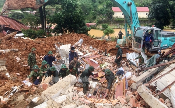 Lở đất khiến 22 cán bộ chiến sĩ mất liên lạc ở Quảng Trị: Đã tìm thấy 14 thi thể