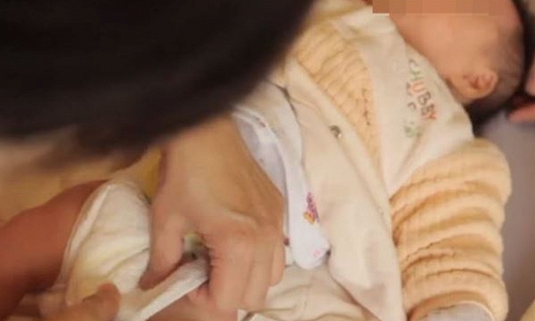 Nuôi con gái 3 tháng, mẹ bất ngờ phát hiện giấy xuất viện ghi “sinh 1 bé trai”: Bệnh viện trả lời thế nào?