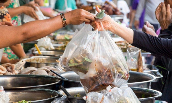 Mẹ 40 tuổi phải cắt bỏ tử cung vì ung thư, con gái lớp 3 đã có kinh nguyệt: Bác sĩ chỉ ra “thủ phạm” trong đồ ăn hằng ngày