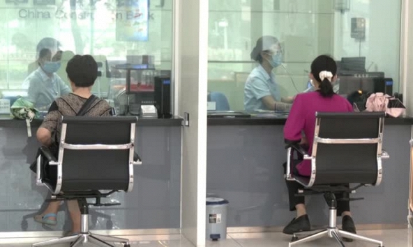 Rút 80 triệu đồng từ tài khoản của mình, người đàn ông bị nhân viên ngân hàng yêu cầu chứng minh là sẽ thực sự tiêu tiền  