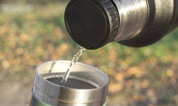 Người đàn ông tử vong vì ngộ độc chì, viêm phổi do uống 1 loại nước trong cốc giữ nhiệt: 7 loại nước hóa thuốc độc, đừng đựng vào đó