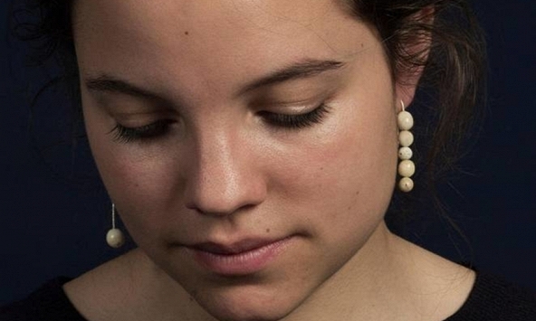 Cô gái chuyên thu mua răng người