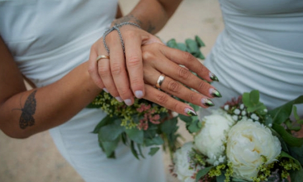 Hai người vợ của cùng một người đàn ông kết hôn với nhau sau khi chồng qua đời