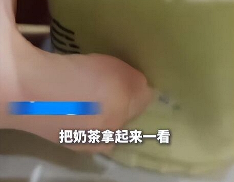 Khách hàng phát hiện nguyên tờ hóa đơn trong ly trà sữa, cửa hàng phản pháo: Giấy 'sạch và vô khuẩn' nên không sao