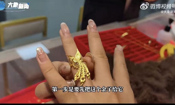 Cô gái mang 2 chiếc nhẫn vàng ròng đi chế tác lại, sau khi nung chảy chúng lại biến thành màu trắng