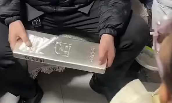 Cậu lì xì cho cháu gái 5 tuổi thỏi bạc 15kg trị giá 1 tỷ đồng