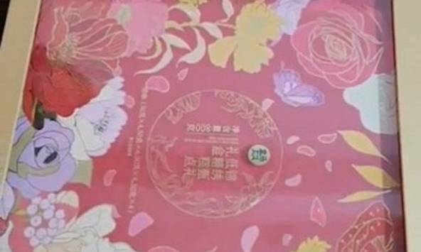 Mua hộp quà cao cấp để đi biếu chúc Tết họ hàng, người phụ nữ ê chề khi mở ra và chứng kiến những gì bên trong 