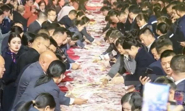 Sếp rải 227 tỷ đồng tiền mặt ra bàn thưởng nhân viên, ai vơ được bao nhiêu lấy bấy nhiêu  