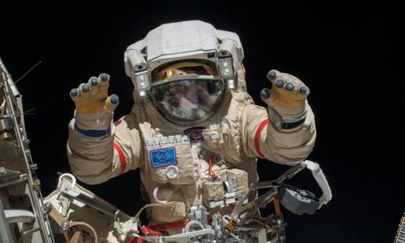 Vì sao nhiều phi hành gia bị rụng hết móng tay khi đi ra ngoài vũ trụ?