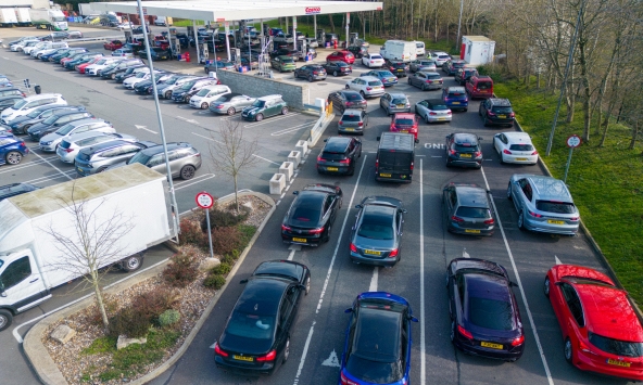 Giá xăng tăng mạnh vì tình hình Trung Đông bất ổn, người dân xếp hàng cả tiếng chờ đổ