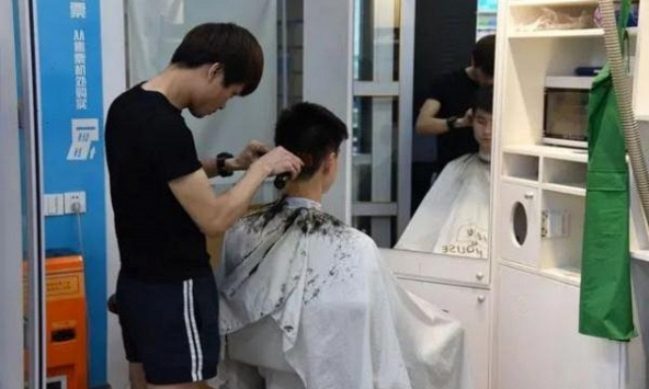 Cháu trai đi cắt tóc, cậu qua đời vì tai nạn hôm sau: Người mợ kiện đòi bồi thường 3,5 tỷ vì tạo điềm gở 'gián tiếp giết người'