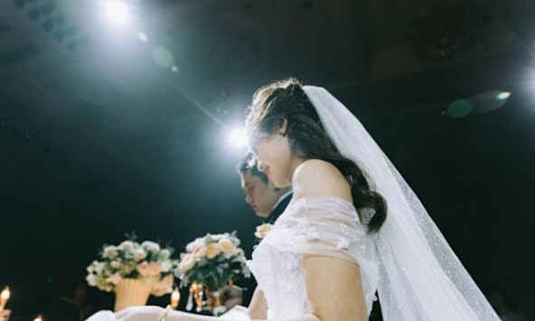 Làm dâu hào môn 11 năm, người phụ nữ biết được sự thật cay đắng sau khi mở điện thoại của chồng