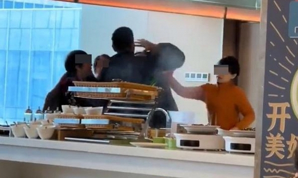 Hai mẹ con đánh nhân viên vì bị ngăn gói đồ buffet mang về