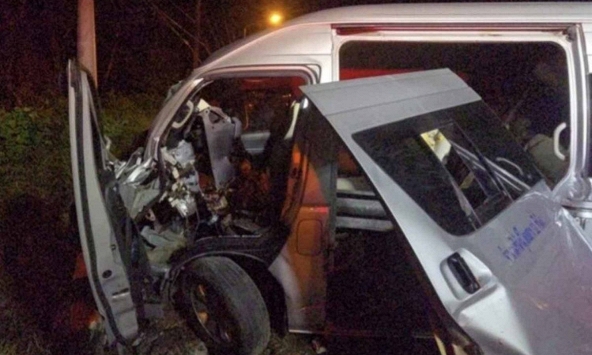 Đi du lịch Phukhet, 1 người phụ nữ tử vong và 11 người khác bị thương vì xe đâm phải cột điện