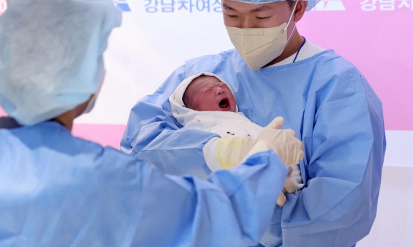 Cậu bé vừa chào đời đã được gọi là 'phép màu', cả làng treo băng rôn ăn mừng vì lý do không ngờ