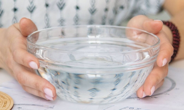 Vì sao nên đặt bát nước quanh phòng khi đi du lịch?